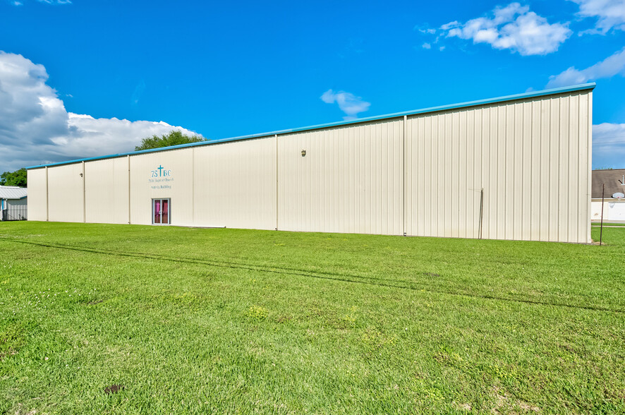 708 Nederland Ave, Nederland, TX for lease - Building Photo - Image 1 of 12