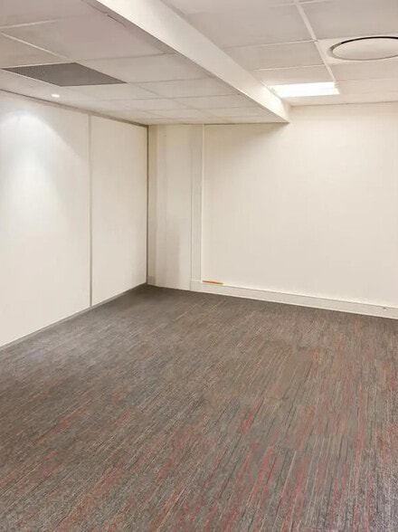 Office in Clichy for lease - Building Photo - Image 3 of 8