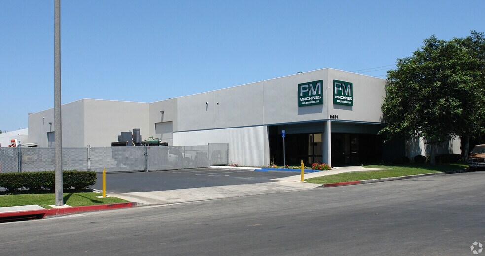 5451 Commercial Dr, Huntington Beach, CA 92649