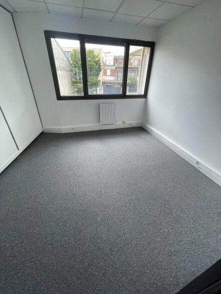 Office in Courbevoie for lease - Building Photo - Image 3 of 9