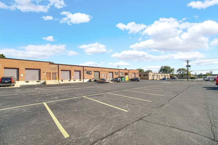2425-2435 Devon Ave, Elk Grove Village, IL for lease - Building Photo - Image 2 of 6