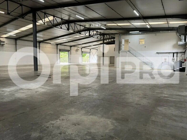 Office in Morangis for lease - Building Photo - Image 3 of 12