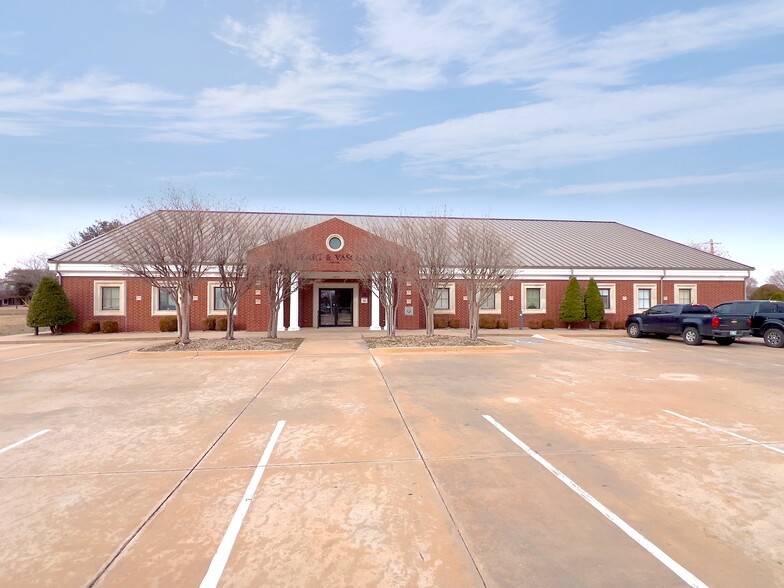 1015 E Broadway St, Altus, OK for lease - Building Photo - Image 1 of 12