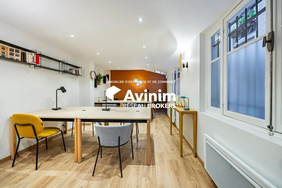 Retail in Paris for lease Interior Photo- Image 1 of 6