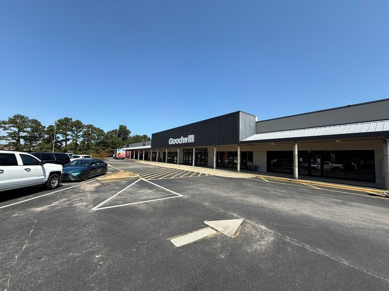200 Town Mart, Clanton, AL for sale - Building Photo - Image 2 of 4