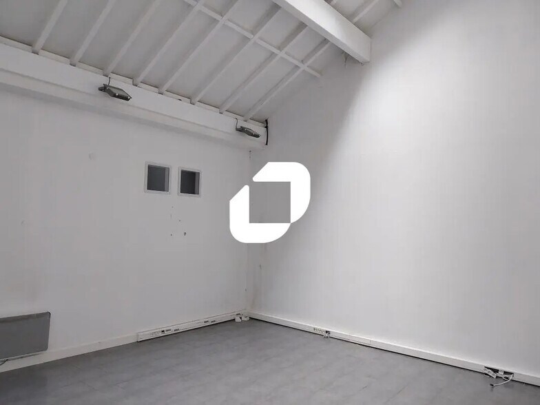 Retail in Voiron for lease - Building Photo - Image 2 of 7