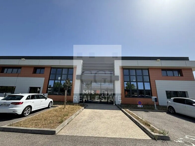 Office in Meyzieu for lease - Building Photo - Image 2 of 12