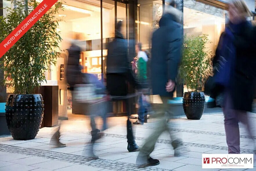 Retail in Vincennes for lease - Lobby - Image 2 of 3