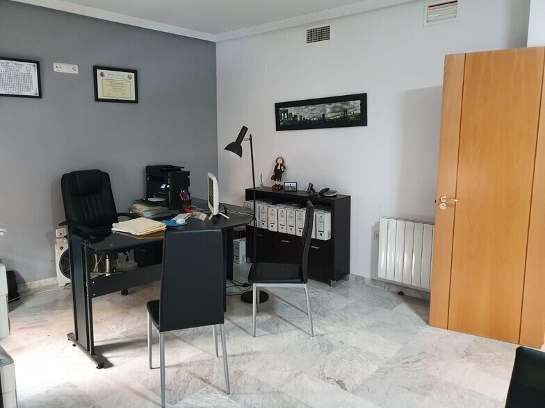 Calle Gómez Becerra, 27, Cáceres, Cáceres for lease - Building Photo - Image 2 of 2