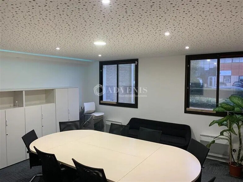 Flex in Voisins-le-Bretonneux for lease - Interior Photo - Image 2 of 4