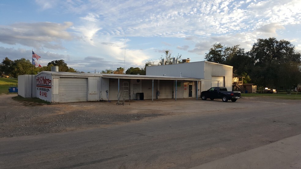 1610 E St, Floresville, TX 78114