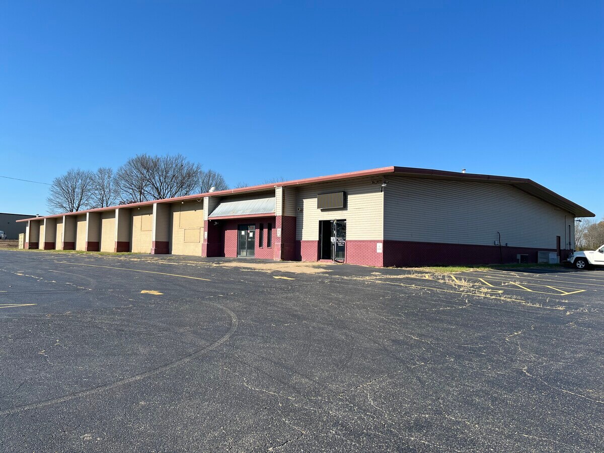 2075 Edgewater Dr, Pekin, IL 61554 Industrial for Lease