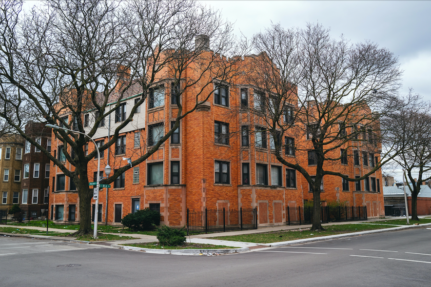 118 Unit South Chicago Multifamily Portf portfolio of 5 properties for sale on LoopNet.com - Building Photo - Image 3 of 15