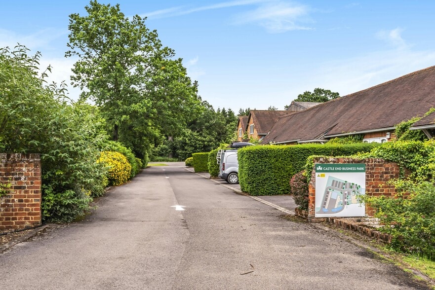 Castle End, Reading for lease - Building Photo - Image 1 of 13
