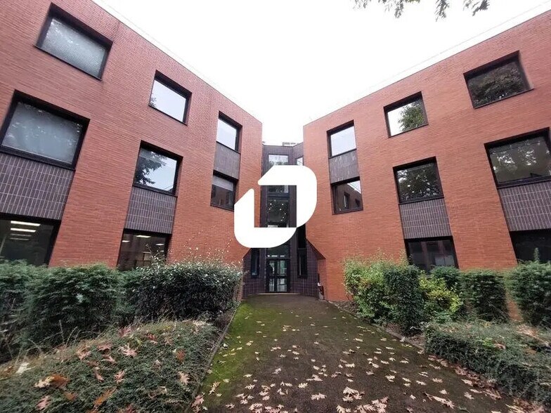 6 Rue Jean Pierre Timbaud, Montigny-le-Bretonneux for sale - Building Photo - Image 3 of 15