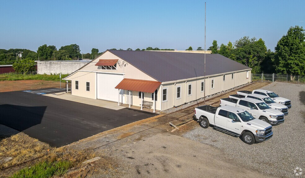 832 Salisbury Rd, Statesville, NC 28677