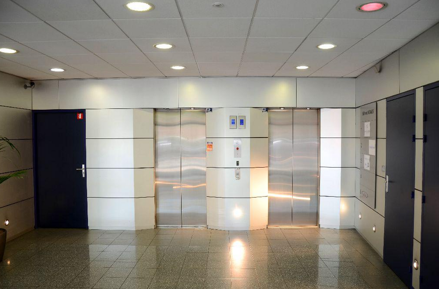Office in Rueil-Malmaison for lease - Lobby - Image 1 of 1