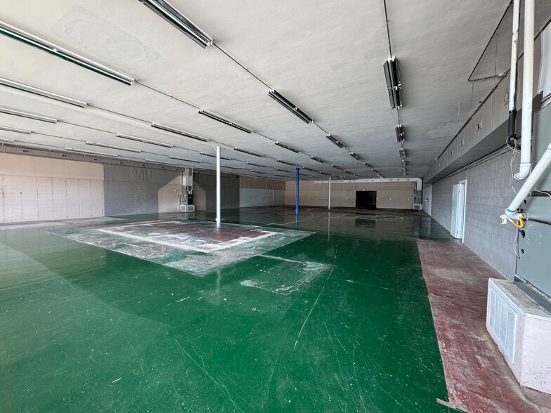 715 W Walnut St, Rogers, AR for sale - Interior Photo - Image 3 of 6