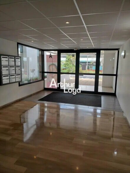 Office in Saint-Laurent-du-Var for lease - Lobby - Image 2 of 5