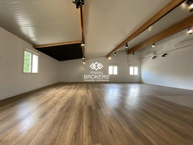 Flex in Noyarey for sale - Interior Photo - Image 2 of 11