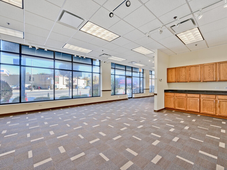 5582 N Lincoln Ave, Chicago, IL for lease - Interior Photo - Image 3 of 18