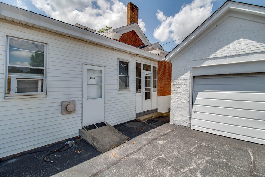 212 E Main St, Carlinville, IL for sale - Building Photo - Image 3 of 44