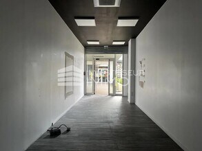 Retail in Longperrier for lease Interior Photo- Image 2 of 2