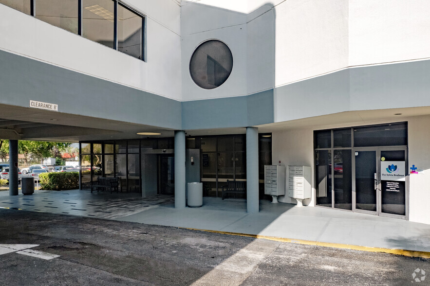 7710 NW 71st Ct, Tamarac, FL for lease - Building Photo - Image 3 of 15