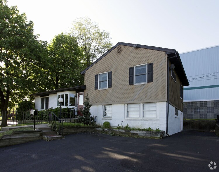 525 Andrea Dr, Willow Grove, PA for sale - Primary Photo - Image 1 of 1