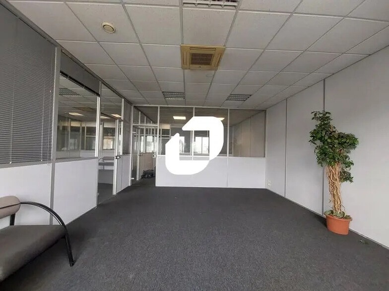 Office in Mauguio for lease - Building Photo - Image 2 of 18