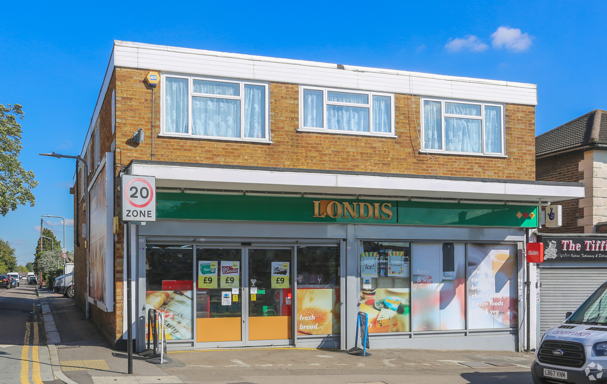 128 Snakes Ln, Woodford Green for lease Primary Photo- Image 1 of 3