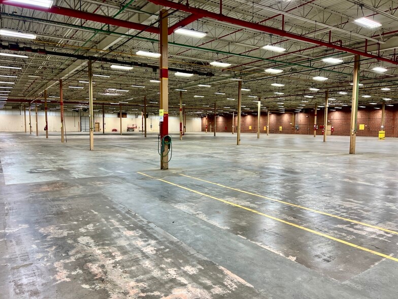102 E Holly Hill Rd, Thomasville, NC for lease - Building Photo - Image 2 of 19