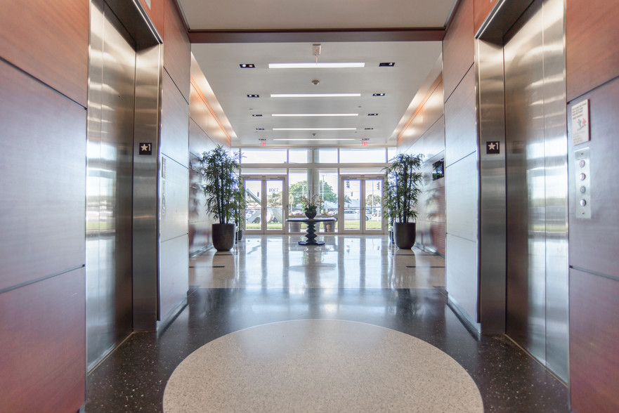 3301 N University Dr, Coral Springs, FL for lease - Lobby - Image 1 of 2