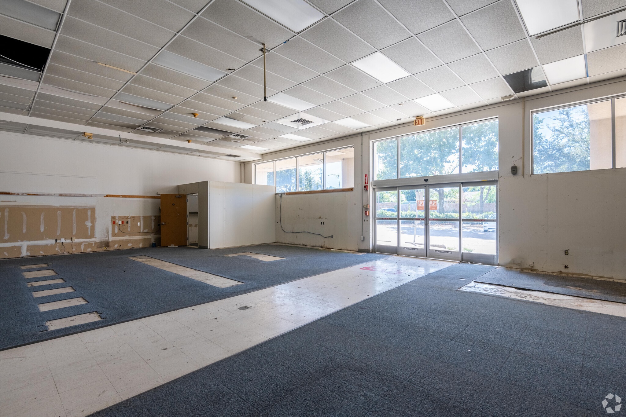 1811 E Arkansas Ln, Arlington, TX for sale Interior Photo- Image 1 of 6