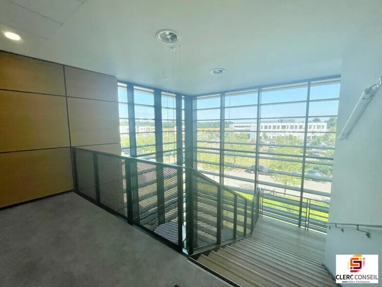 Office in Isneauville for lease - Interior Photo - Image 3 of 9