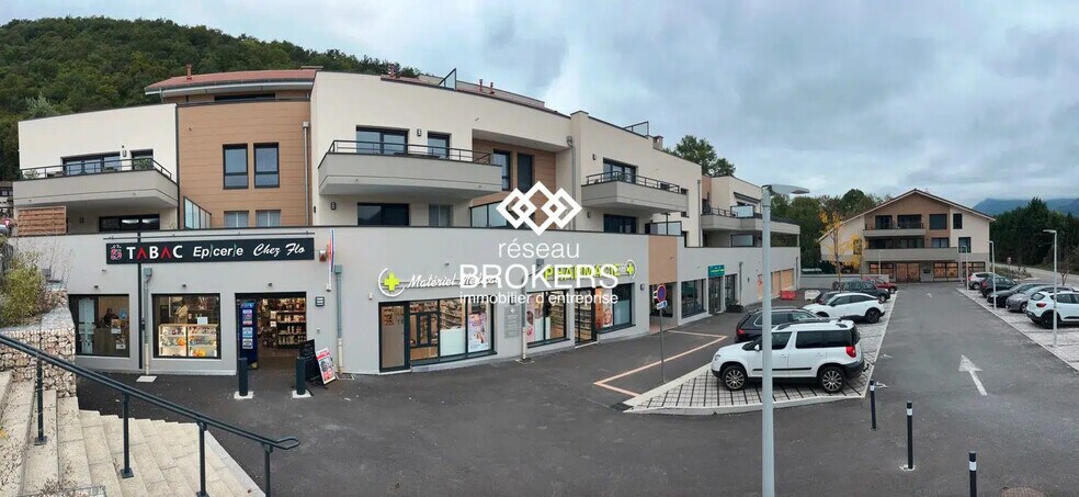 Retail in Noyarey for lease - Building Photo - Image 2 of 2