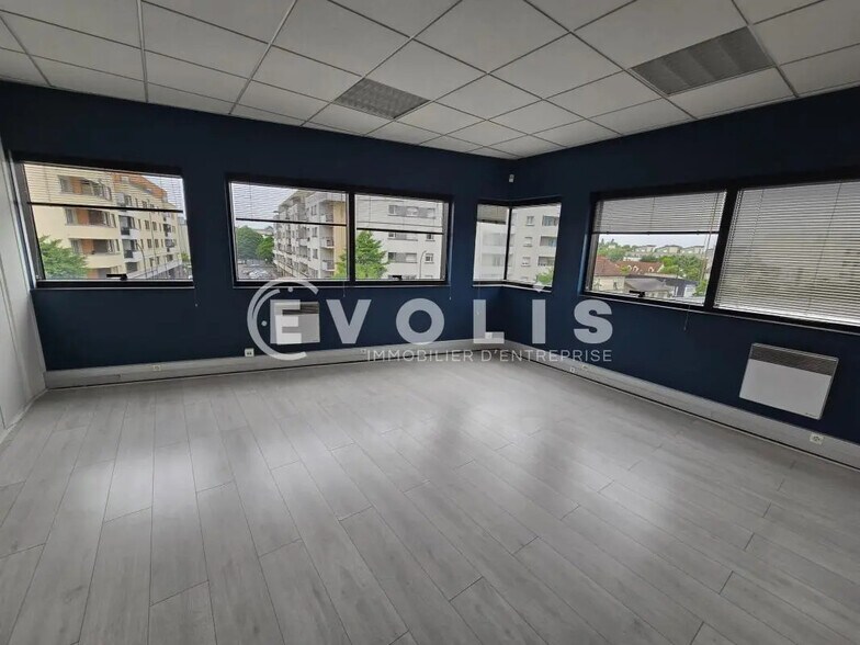 Office in Chilly-Mazarin for lease - Interior Photo - Image 3 of 11