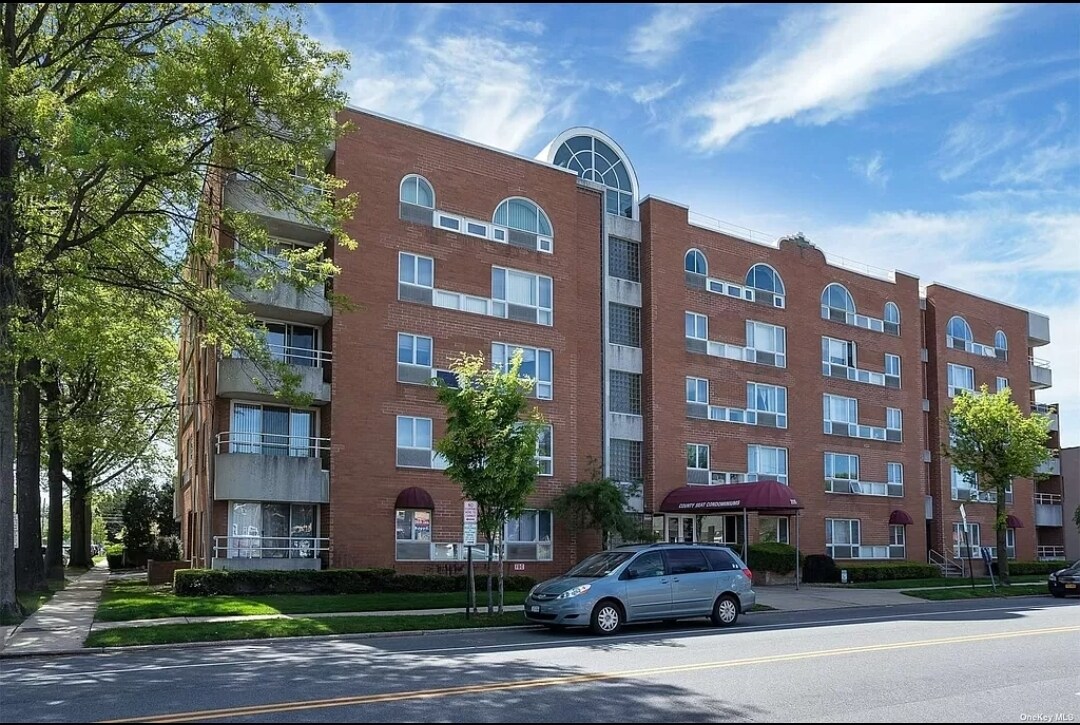 205 Mineola Blvd, Mineola, NY 11501