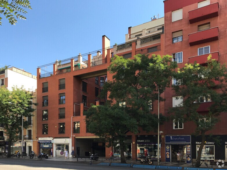 Multifamily in Madrid, Madrid for sale - Primary Photo - Image 1 of 2
