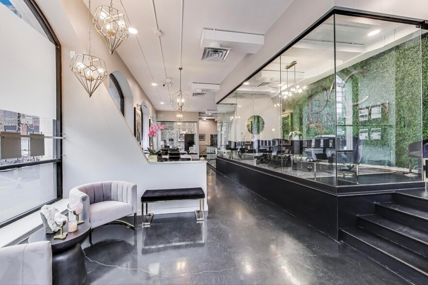 200 W Superior St, Chicago, IL for sale - Interior Photo - Image 2 of 23