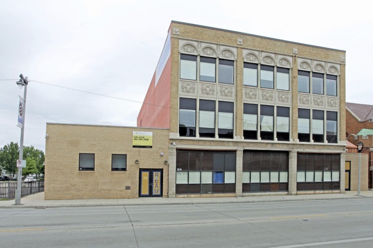 3814 W North Ave, Milwaukee, WI for lease - Building Photo - Image 1 of 1