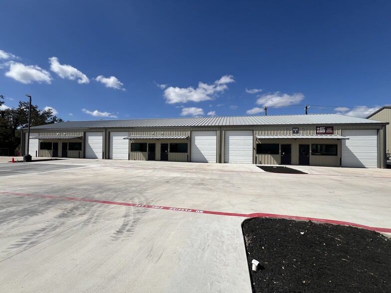 2711 Daisy Dr, Austin, TX for lease - Building Photo - Image 3 of 12