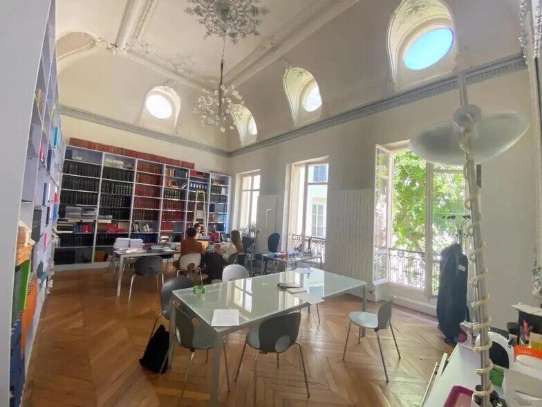 Retail in Paris for lease - Building Photo - Image 1 of 7