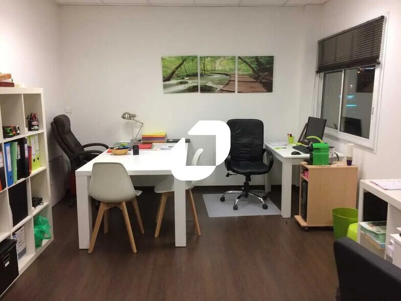 Office in Cenon for lease - Interior Photo - Image 2 of 3