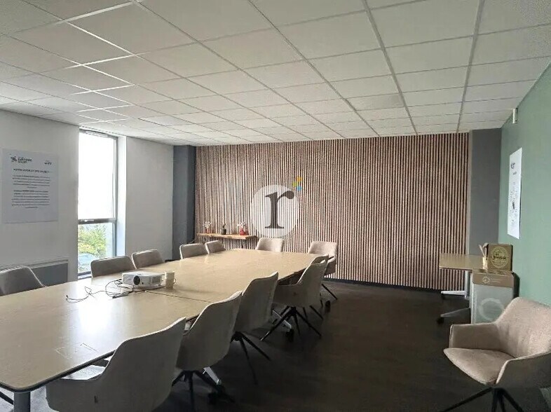 Retail in Lesquin for lease - Interior Photo - Image 1 of 5