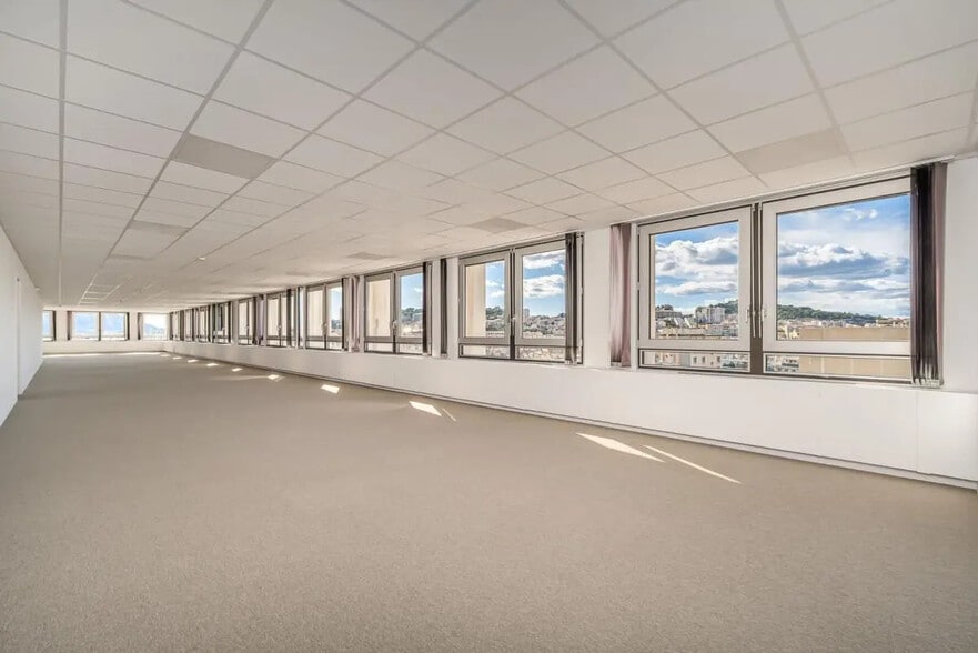 Office in Marseille for lease - Interior Photo - Image 3 of 11