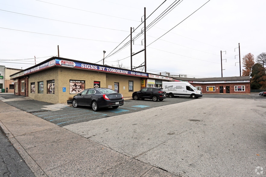 Morton Village Mall portfolio of 2 properties for sale on LoopNet.com - Primary Photo - Image 1 of 2