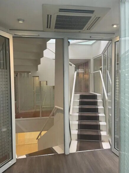 45 Rue Des Apennins, Paris for sale - Interior Photo - Image 2 of 17