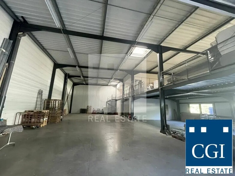 Flex in Veurey-Voroize for lease - Building Photo - Image 1 of 4