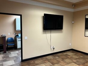9450 Ming Ave, Bakersfield, CA for lease Interior Photo- Image 2 of 8